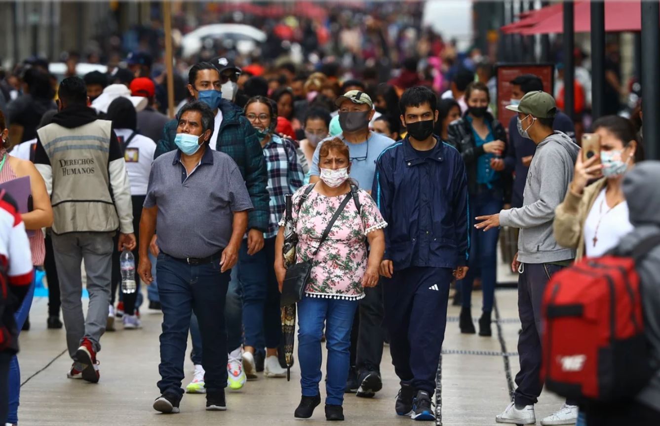 Vacunas, variantes y fatiga pandémica, así fue el año que dejamos atrás