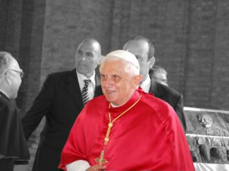 Acusan a Benedicto XVI de no actuar en casos de abuso de menores