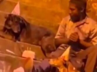 Con gorritos y pastel captan a persona en situación de calle celebrar el cumpleaños de sus perros