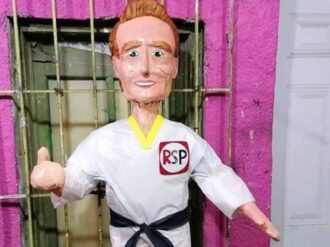 lfredo Adame y su piñata karateca