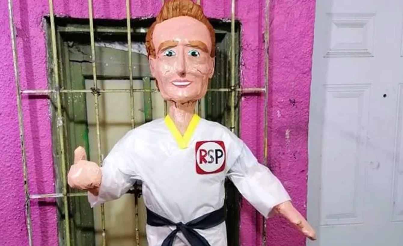 lfredo Adame y su piñata karateca