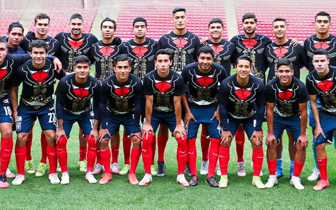 El Tapatío rinde homenaje a los mariachis previo a su partido ante Venados