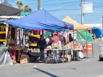 Incrementan ventas en el tianguis navideño