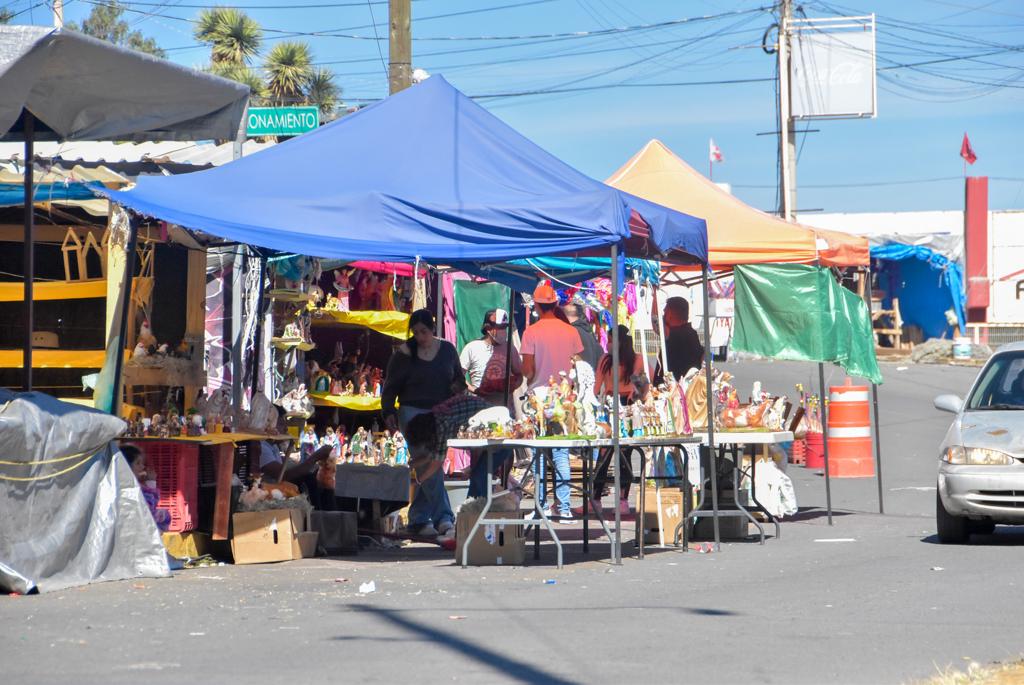 Incrementan ventas en el tianguis navideño
