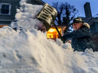 Ciclón bomba deja a decenas de miles sin luz en EU; hay miles de vuelos cancelados