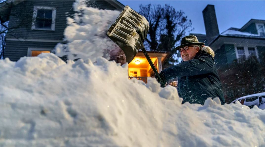 Ciclón bomba deja a decenas de miles sin luz en EU; hay miles de vuelos cancelados