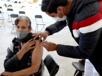 Adultos mayores jerezanos reciben su dosis de refuerzo contra covid-19