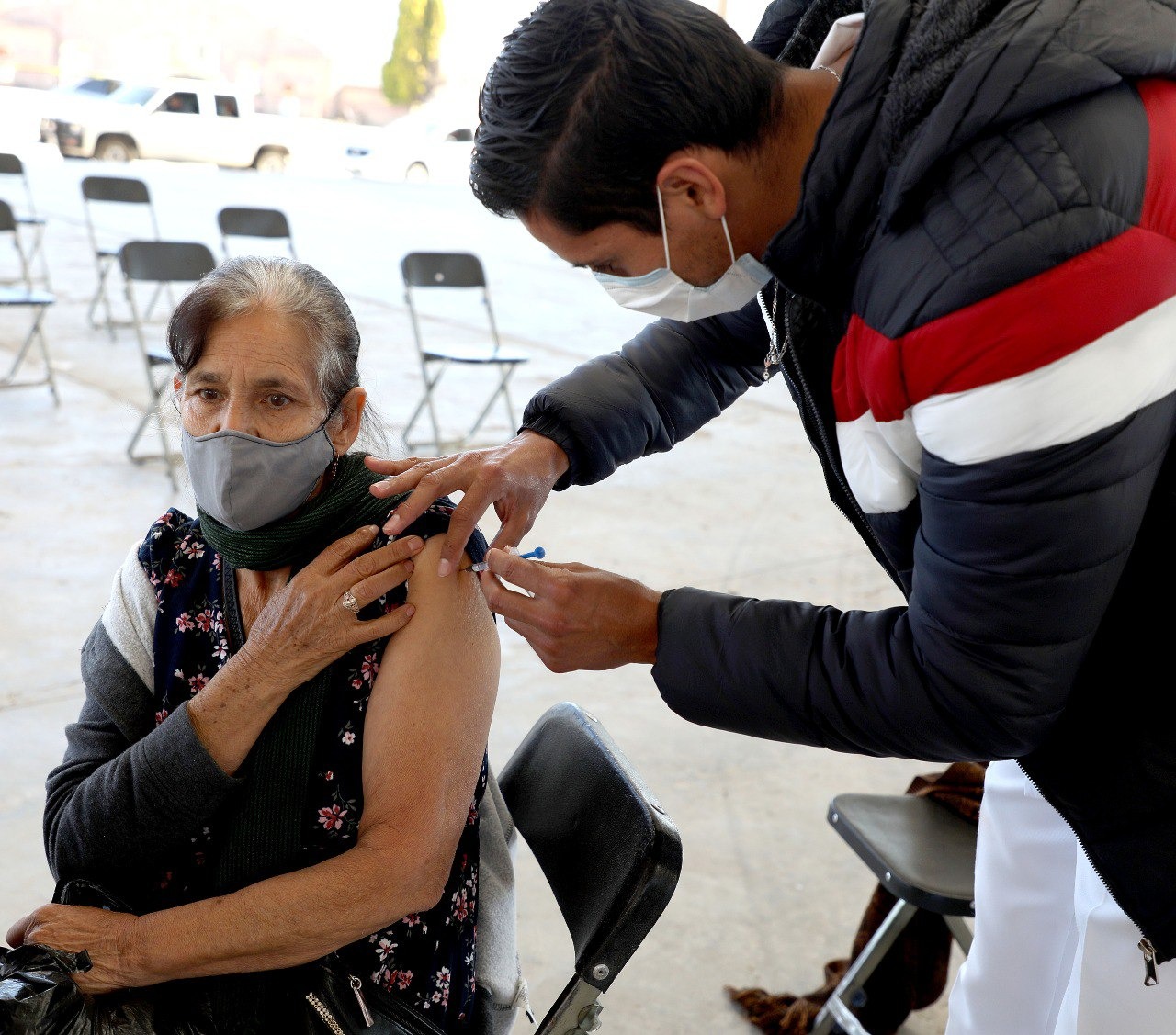 Adultos mayores jerezanos reciben su dosis de refuerzo contra covid-19