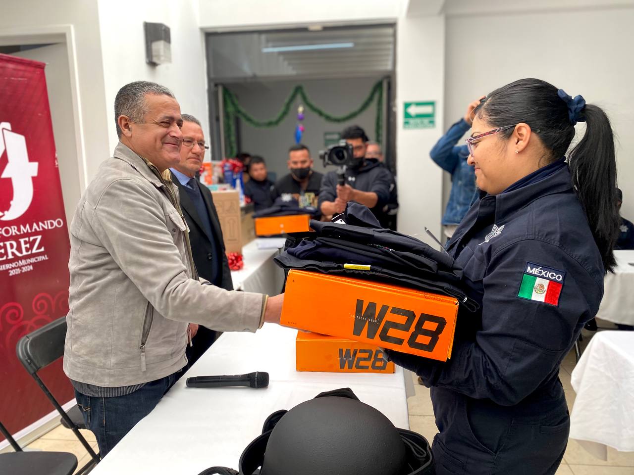 Humberto Salazar festeja a los policías de Jerez en su día