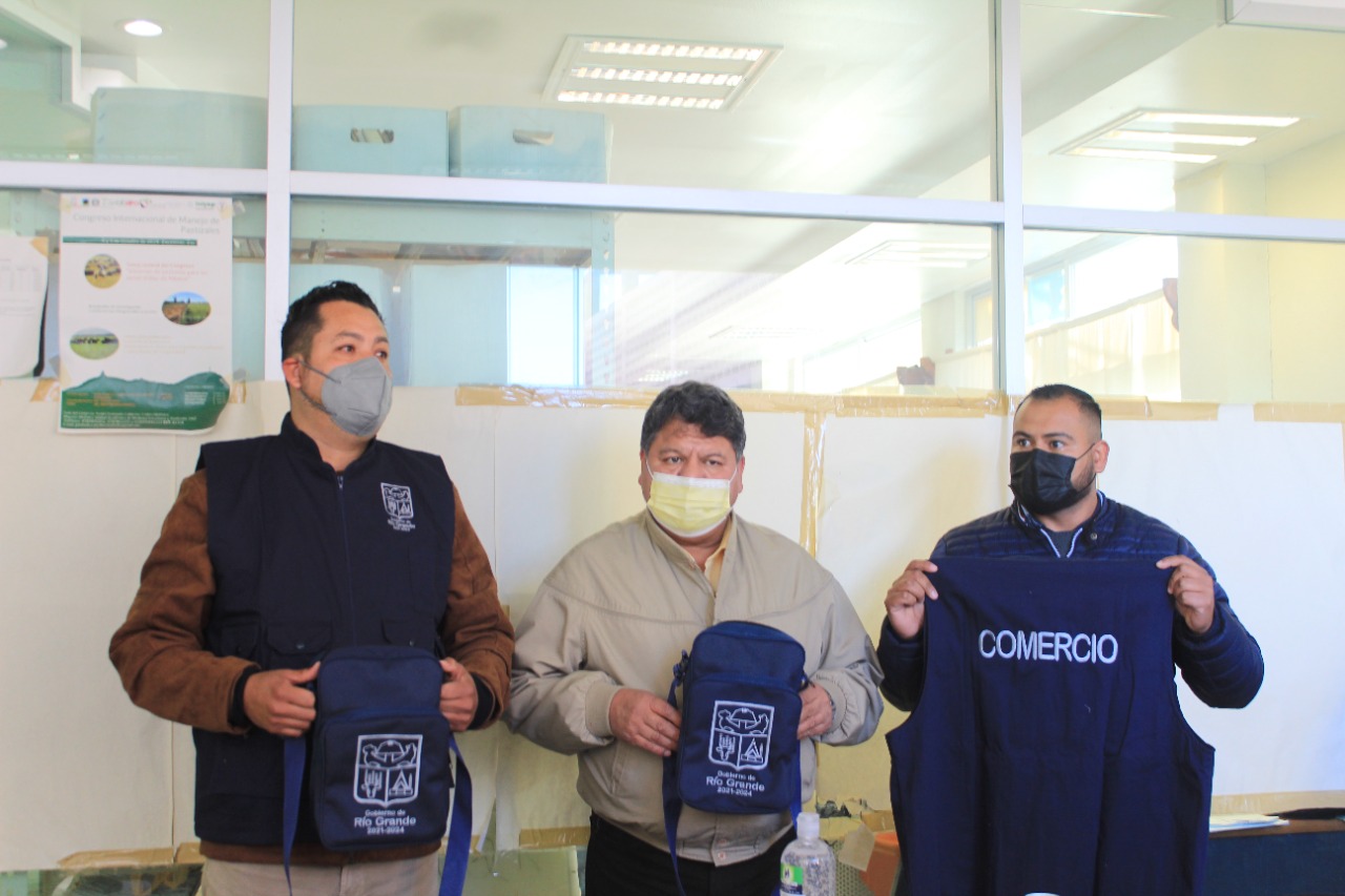 El R. Ayuntamiento de Río Grande entregó uniformes al personal de comercio