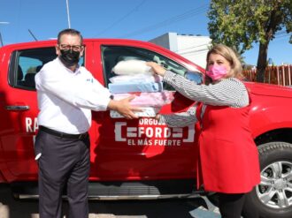 Entregan ropa de cama a la casa cuna