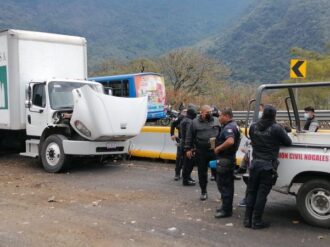 Descubren a migrantes tras accidente de supuesto camión oficial