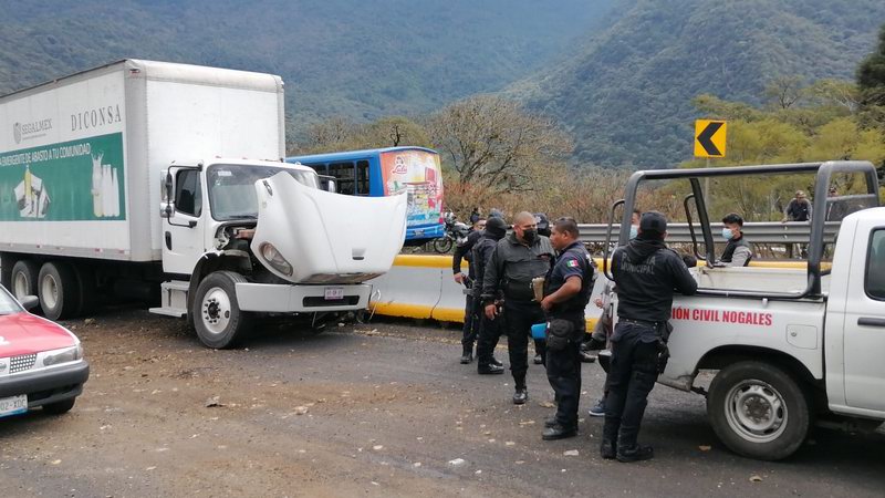 Descubren a migrantes tras accidente de supuesto camión oficial
