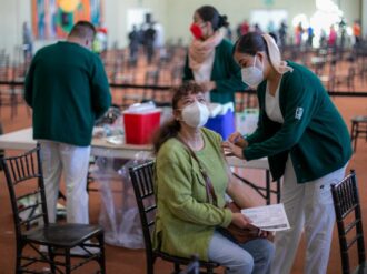 Ofelia Ávila, cabeza de familia, destaca la aplicación de las vacunas