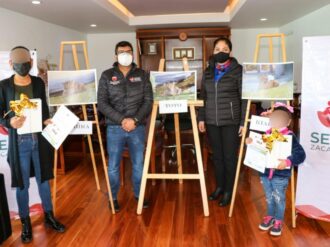 Entrega SEDIF premios a niñas que nombraron a cachorros de león del Zoológico de La Encantada