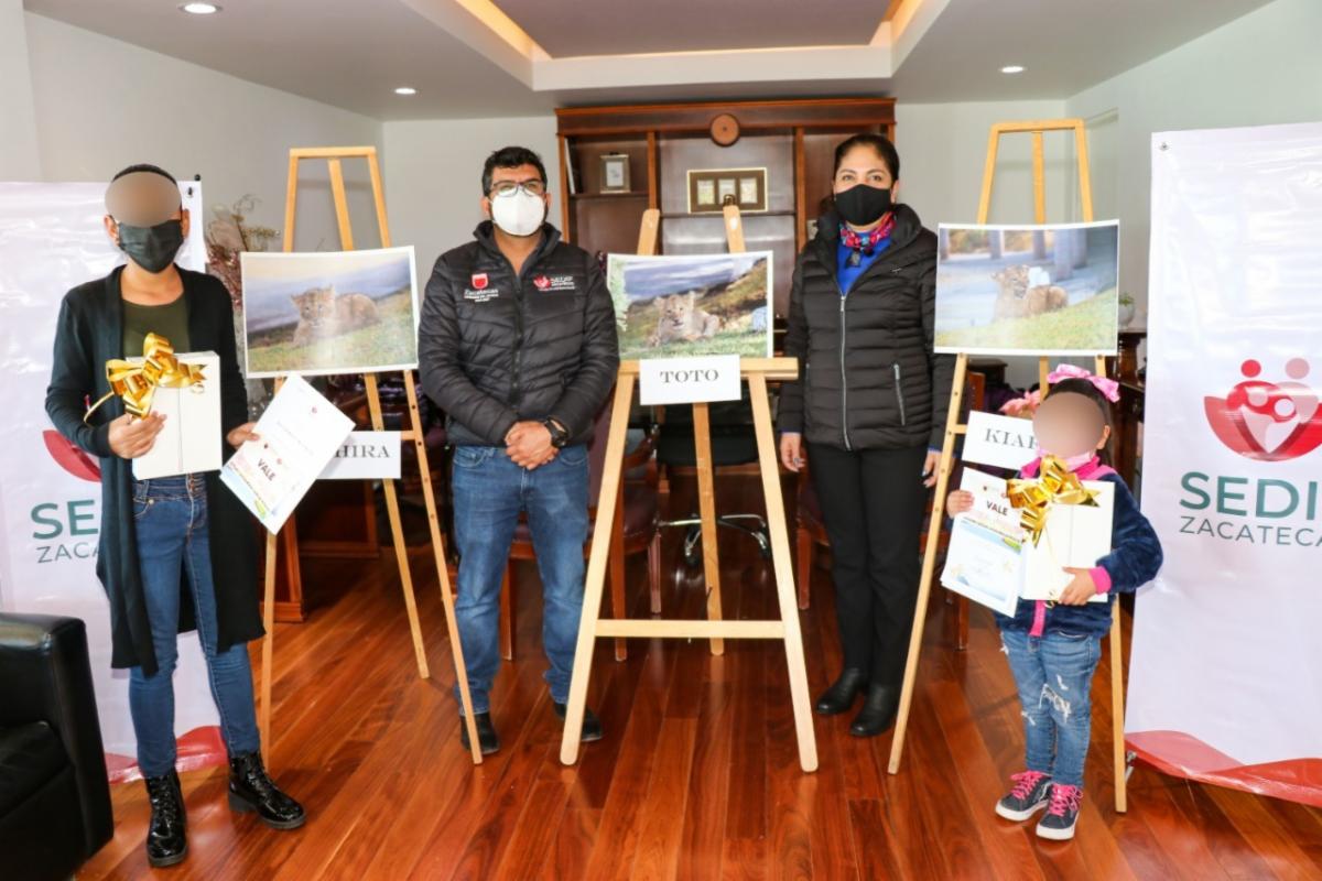 Entrega SEDIF premios a niñas que nombraron a cachorros de león del Zoológico de La Encantada