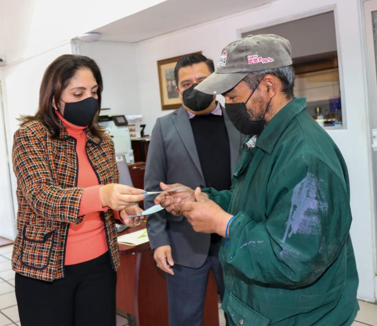 Entrega SEDIF, apoyos económicos para gastos médicos y funerarios