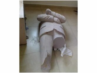 Custodian estatua de AMLO en Comisaría de Atlacomulco