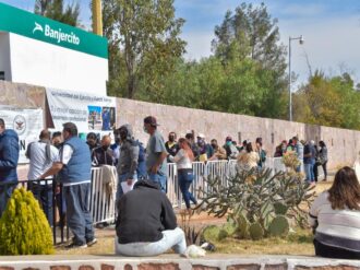 Aplican vacuna de refuerzo a maestros