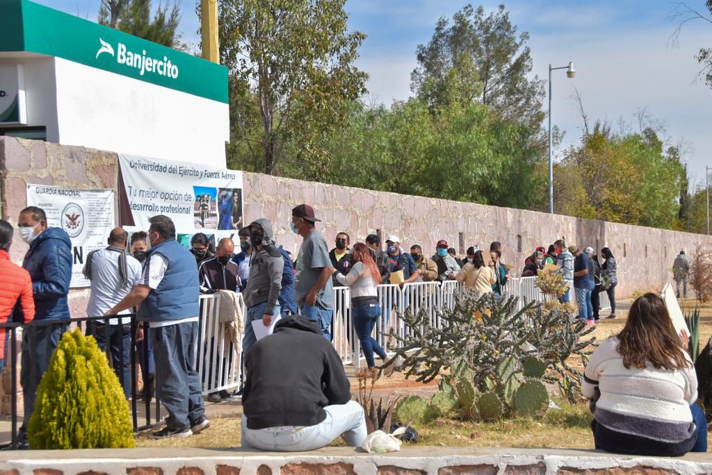 Aplican vacuna de refuerzo a maestros