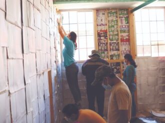 Con donativos y 10 mil botellas pet, construyen biblioteca verde