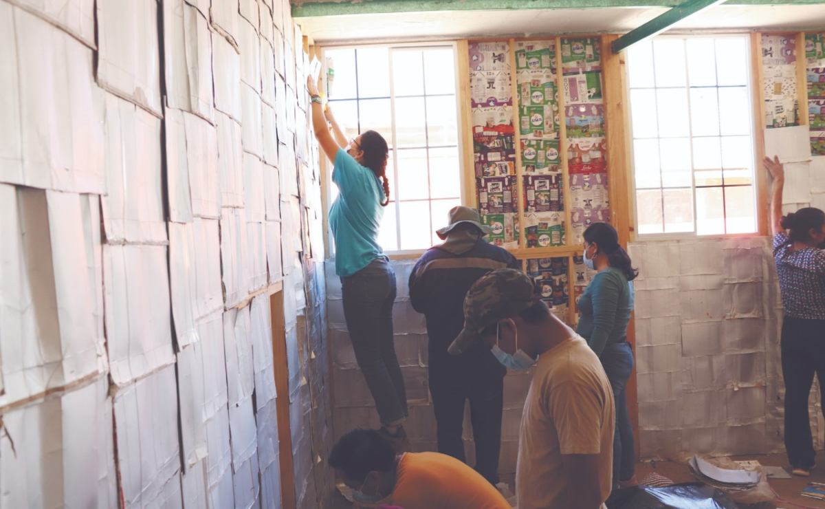 Con donativos y 10 mil botellas pet, construyen biblioteca verde