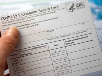 Reino Unido dejará de pedir prueba Covid a viajeros que presenten vacunación completa