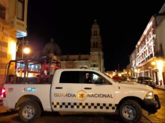 Abandonan camioneta con varios cuerpos afuera de Palacio de Gobierno