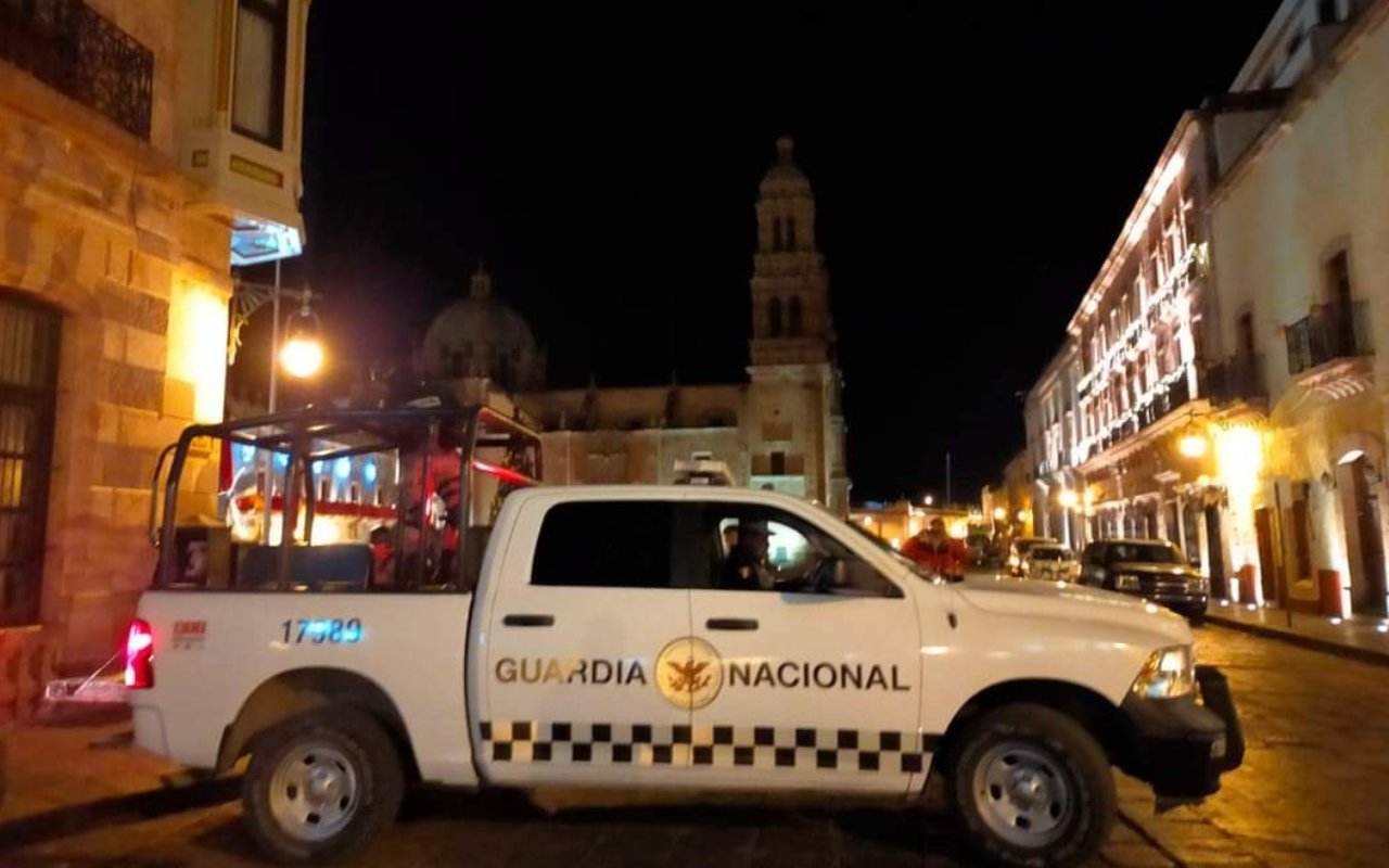 Abandonan camioneta con varios cuerpos afuera de Palacio de Gobierno