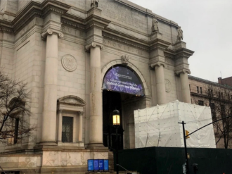Desmantelan la controvertida estatua de Roosevelt en Nueva York