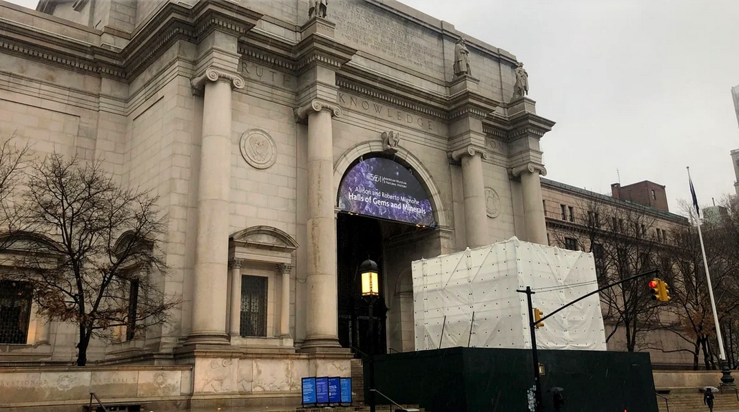 Desmantelan la controvertida estatua de Roosevelt en Nueva York