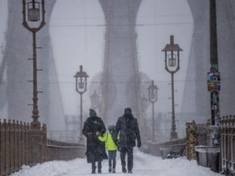 Ciclón bomba deja a decenas de miles sin luz en EU; hay miles de vuelos cancelados