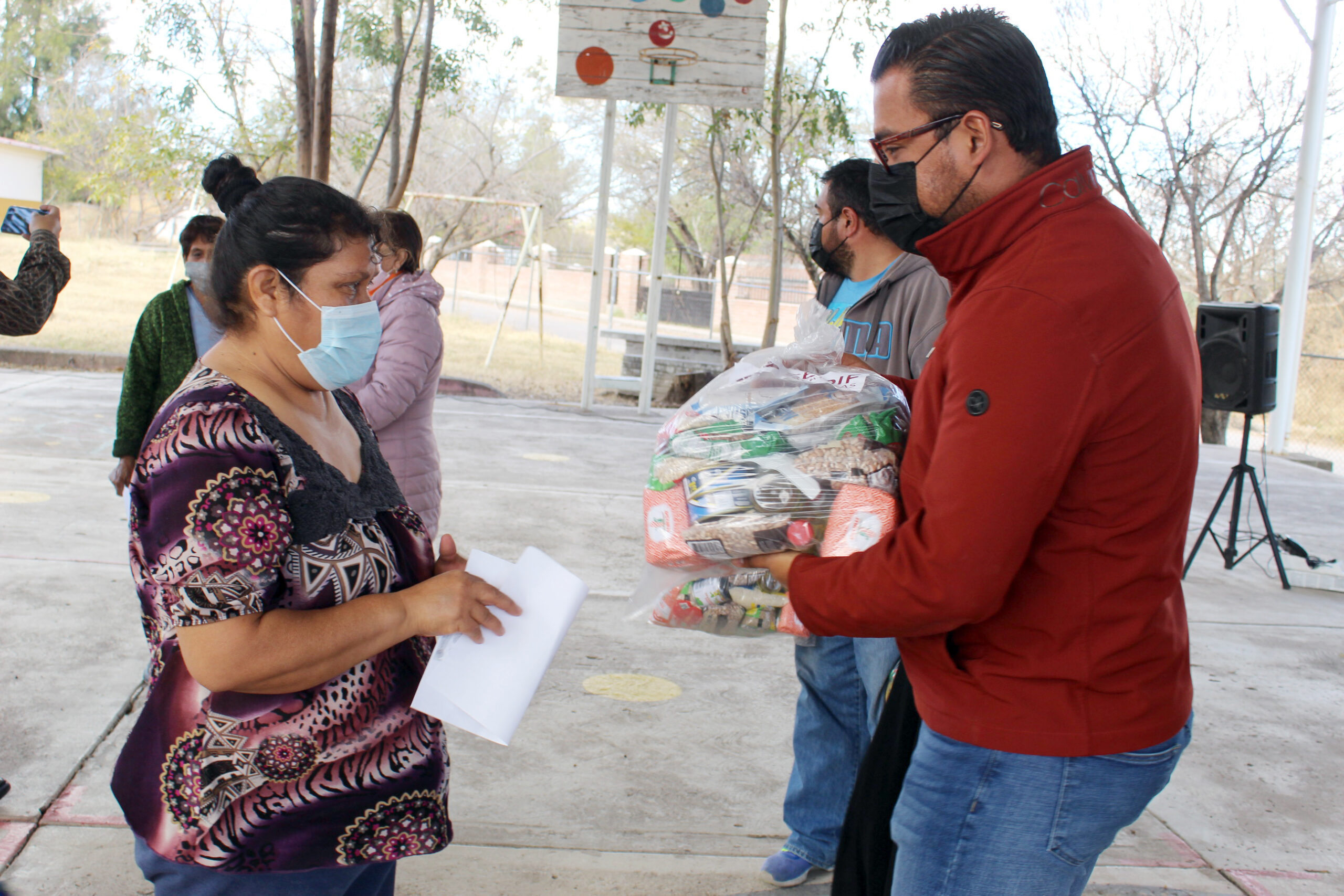 Reparten apoyos alimentarios en San Luis de Custique