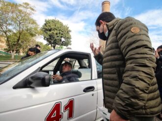 Entregan paquetes sanitarios a peatones y transportistas