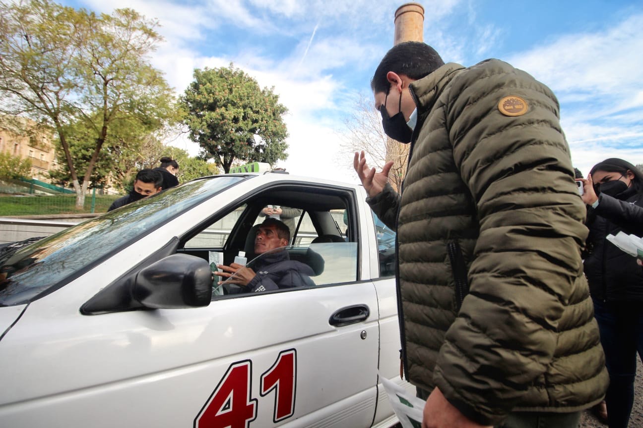 Entregan paquetes sanitarios a peatones y transportistas