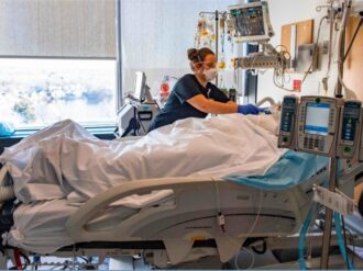 EU bate récord de hospitalizaciones por Covid-19