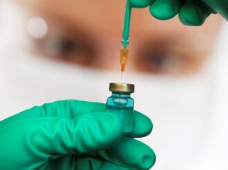 Inicia Pfizer pruebas de vacuna contra variante ómicron