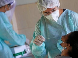 «Existe el riesgo de que surja otra variante más transmisible y más mortal que ómicron»: OMS