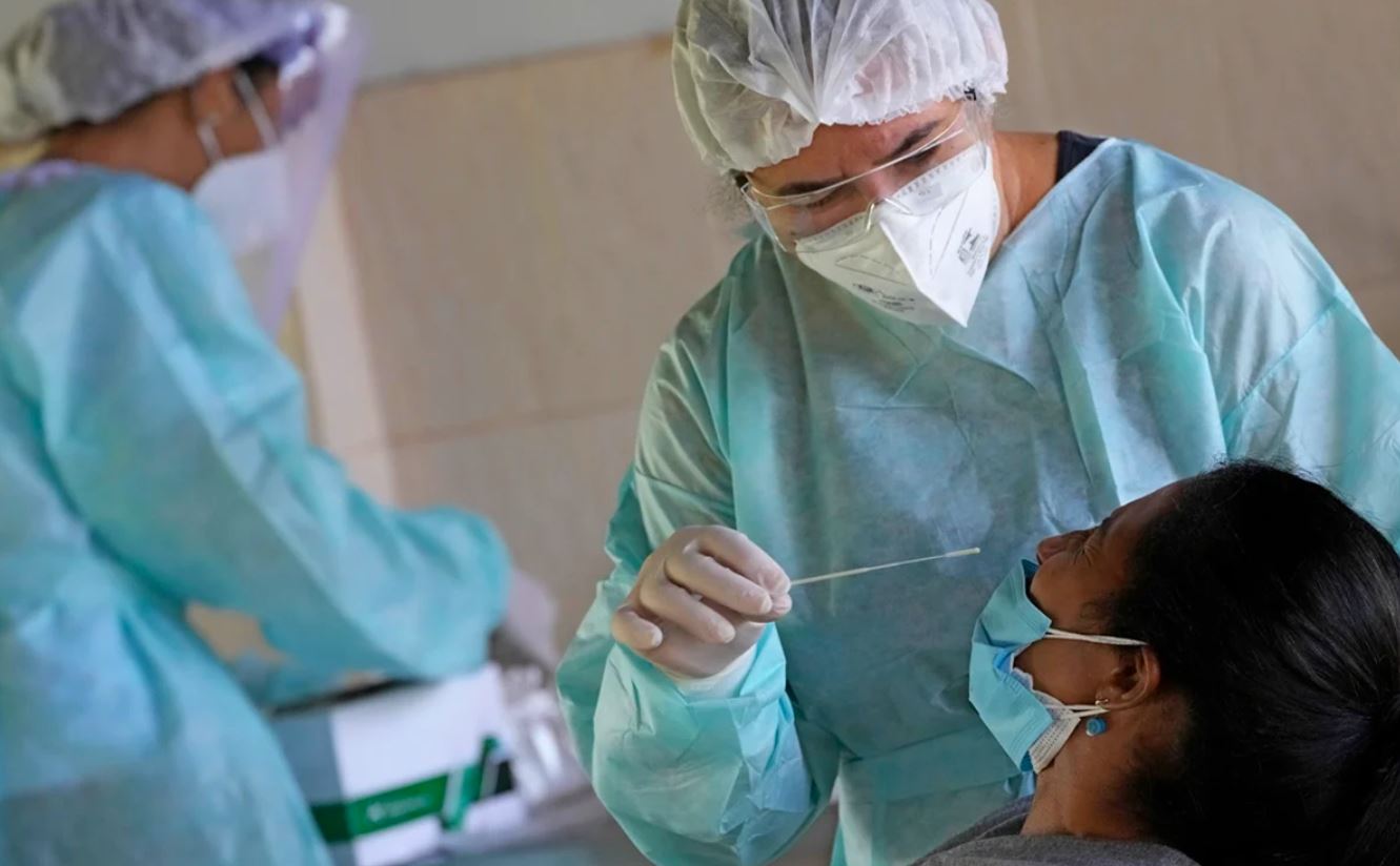 «Existe el riesgo de que surja otra variante más transmisible y más mortal que ómicron»: OMS