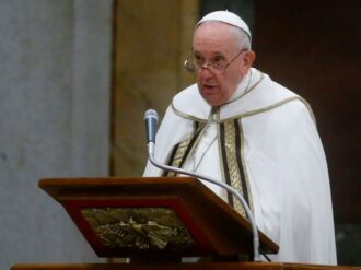 Nunca condenes a un hijo por su orientación sexual: Papa Francisco