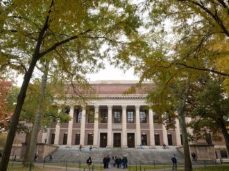 Universidades de EU alistan regreso a clases en linea por alza de contagios por ómicron