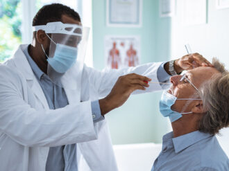 Covid-19: ¿Qué resultados arrojó el polémico ensayo que infectó a pacientes no vacunados?