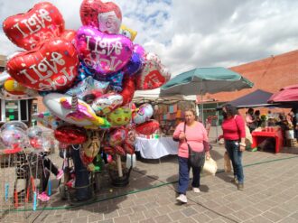 Sin ventas, comerciantes del tianguis del Día del Amor y la Amistad