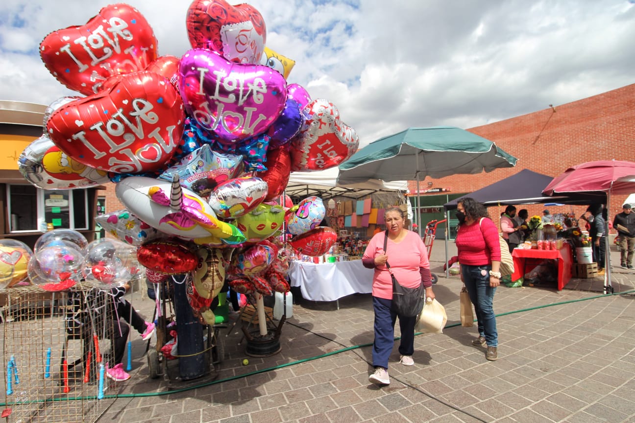 Sin ventas, comerciantes del tianguis del Día del Amor y la Amistad