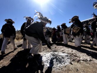 Wixárikas peregrinan a Wirikuta; sortean a miembros del crimen organizado