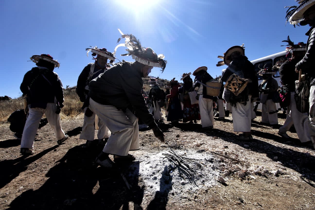 Wixárikas peregrinan a Wirikuta; sortean a miembros del crimen organizado