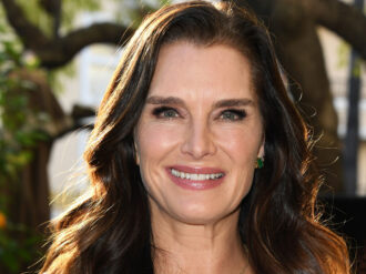 Brooke Shields muestra su belleza y posa topless a los 56 años