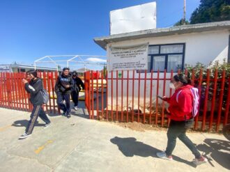 Regresan miles de estudiantes a clases presenciales