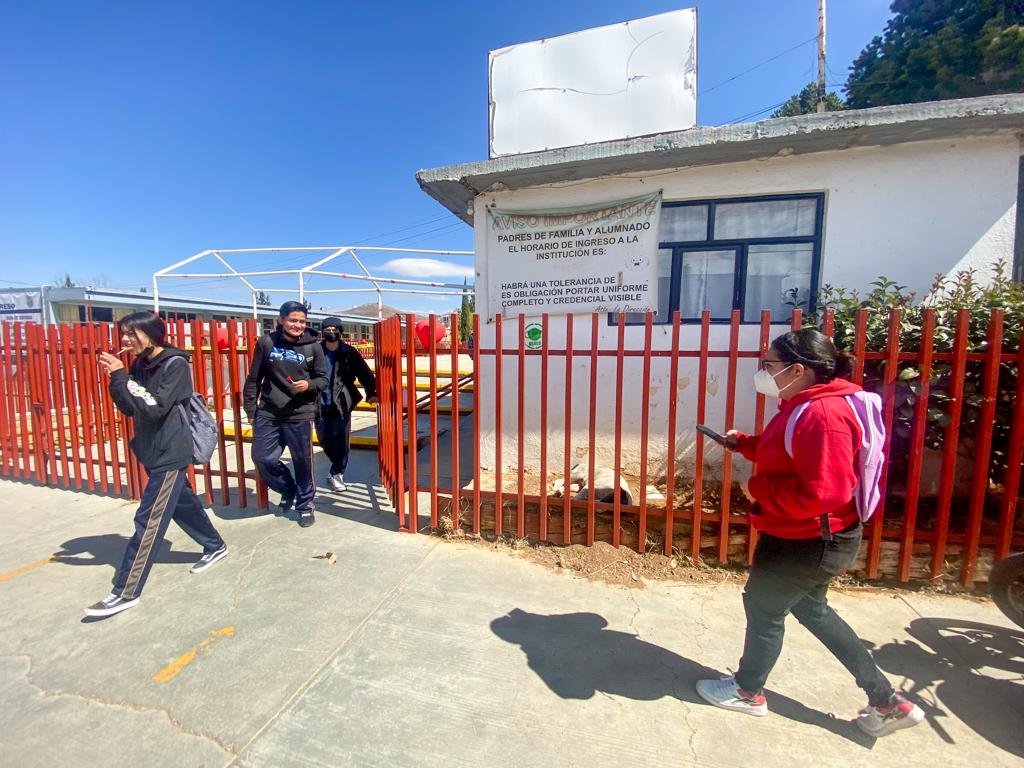 Regresan miles de estudiantes a clases presenciales