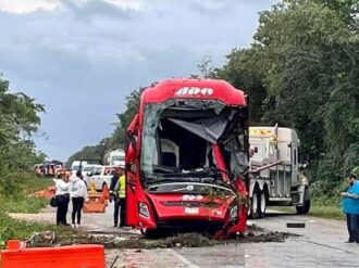 Identifican a 4 de las 8 personas fallecidas en accidente carretero en Quintana Roo